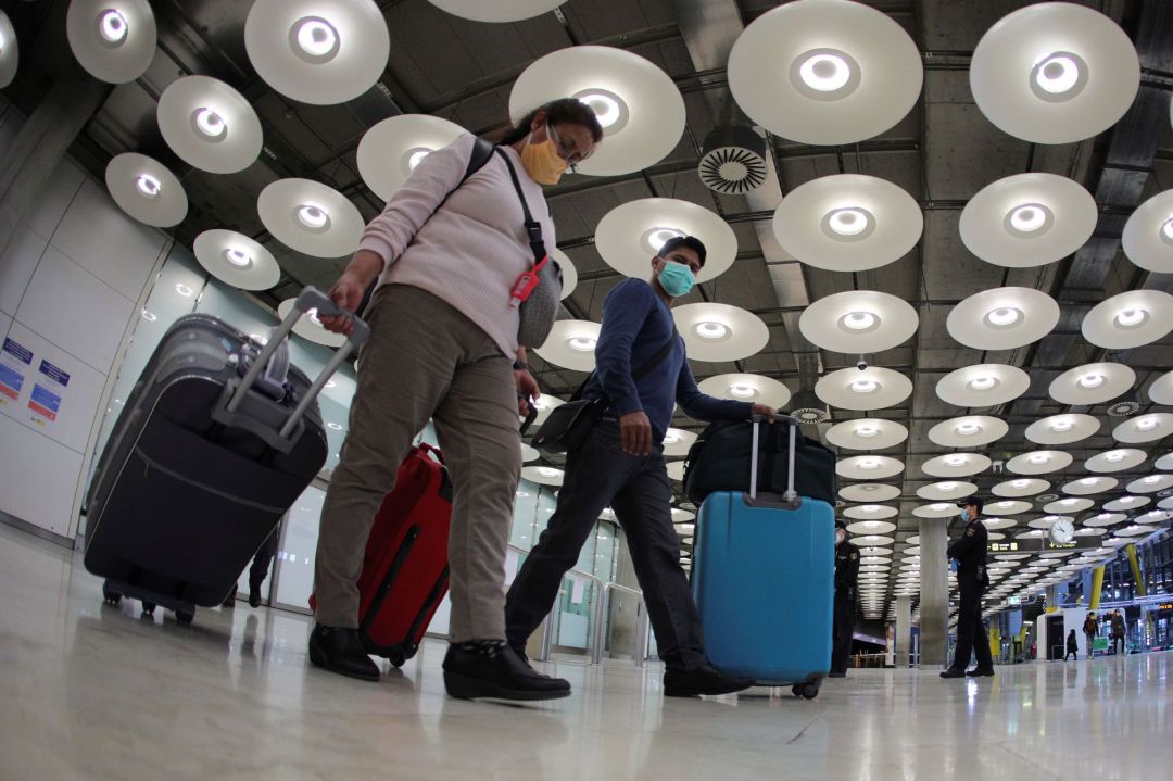 Pasajeros desembarcando Pasajeros desembarcando