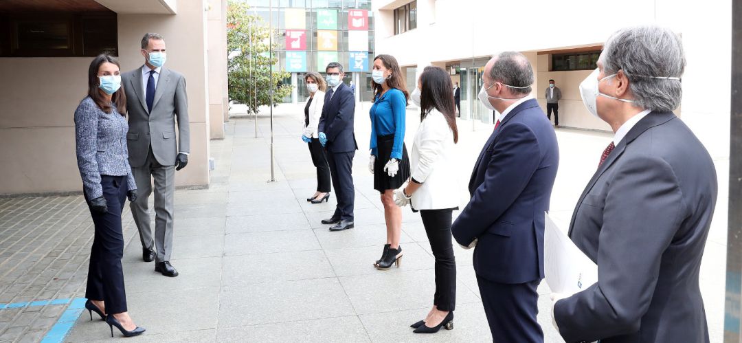 Los Reyes Felipe VI (2i), y Letizia (1i), protegidos ambos con mascarillas, durante su visita al Centro de Control Eléctrico de Red Eléctrica de España Los Reyes Felipe VI (2i), y Letizia (1i), protegidos ambos con mascarillas, durante su visita al Centro de Control Eléctrico de Red Eléctrica de España