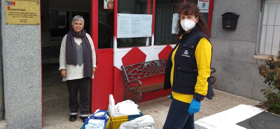 Voluntarias en la recogida de material en el CEIP Pico de la Miel Voluntarias en la recogida de material en el CEIP Pico de la Miel