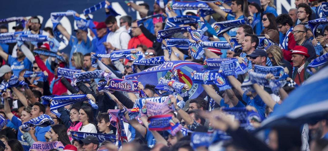 Aficionados del Getafe en las gradas del Coliseum Aficionados del Getafe en las gradas del Coliseum