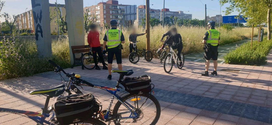 Agentes de la Policía Local informan a unos jóvenes del correcto uso de los espacios al aire libre Agentes de la Policía Local informan a unos jóvenes del correcto uso de los espacios al aire libre