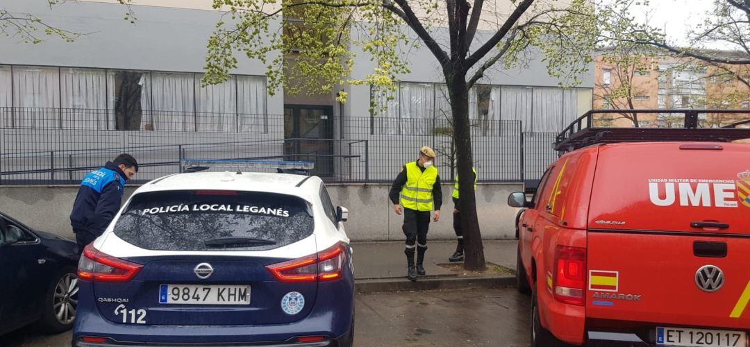 Imagen de la Policía Local de Leganés y la Unidad Militar de Emergencias (UME) en una residencia de Leganes. Imagen de la Policía Local de Leganés y la Unidad Militar de Emergencias (UME) en una residencia de Leganes.
