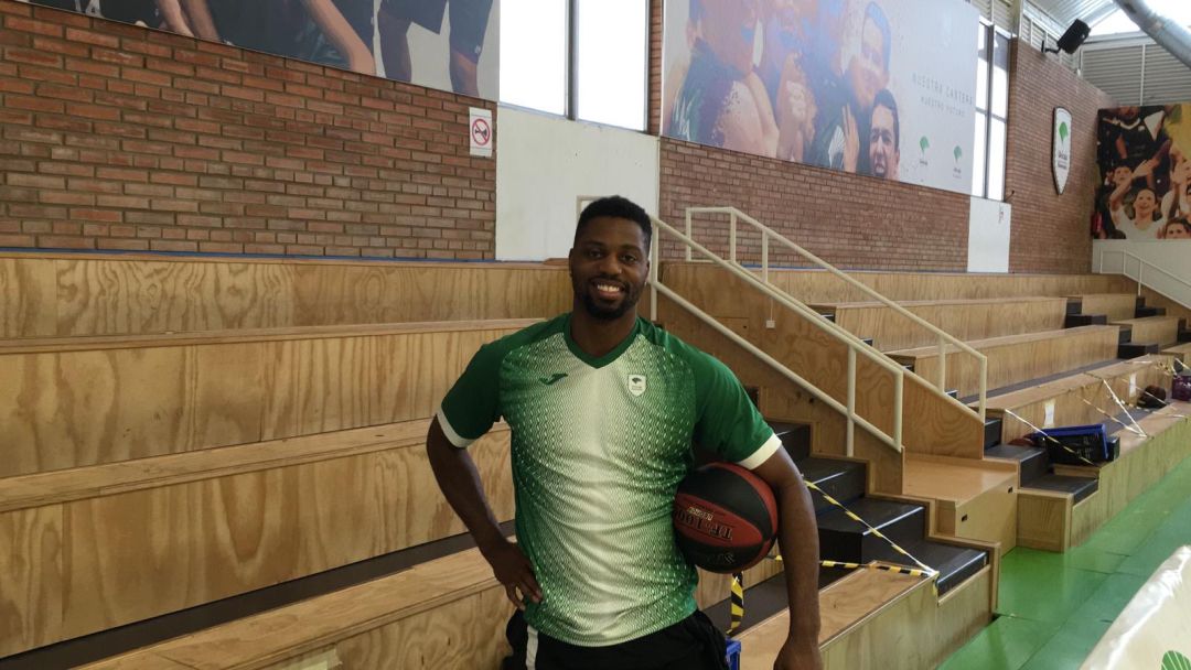 Melvin Ejim posa con un balón en el retorno a los entrenamientos en Los Guindos Melvin Ejim posa con un balón en el retorno a los entrenamientos en Los Guindos