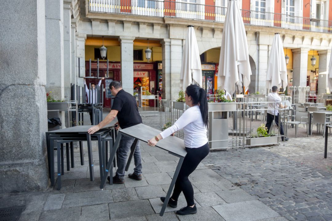 Varios empleados de un bar de la Plaza Mayor de Madrid Varios empleados de un bar de la Plaza Mayor de Madrid