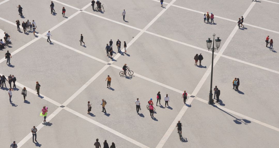 Imagen aérea de un grupo de presonas caminando por una plaza. Imagen aérea de un grupo de presonas caminando por una plaza.