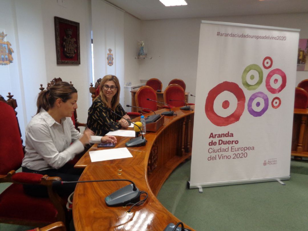 La Concejala de Promoción Innovación y Turismo del Ayuntamiento, Olga Maderuelo, y la alcaldesa, Raquel González, durante una de las presentaciones de la Ciudad Europea del Vino en el salón de plenos La Concejala de Promoción Innovación y Turismo del Ayuntamiento, Olga Maderuelo, y la alcaldesa, Raquel González, durante una de las presentaciones de la Ciudad Europea del Vino en el salón de plenos