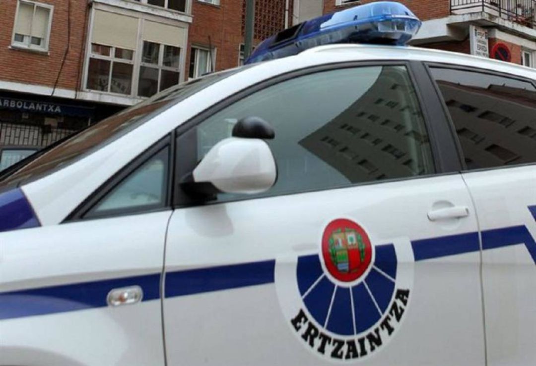 Vehículo de la Ertzaintza Vehículo de la Ertzaintza