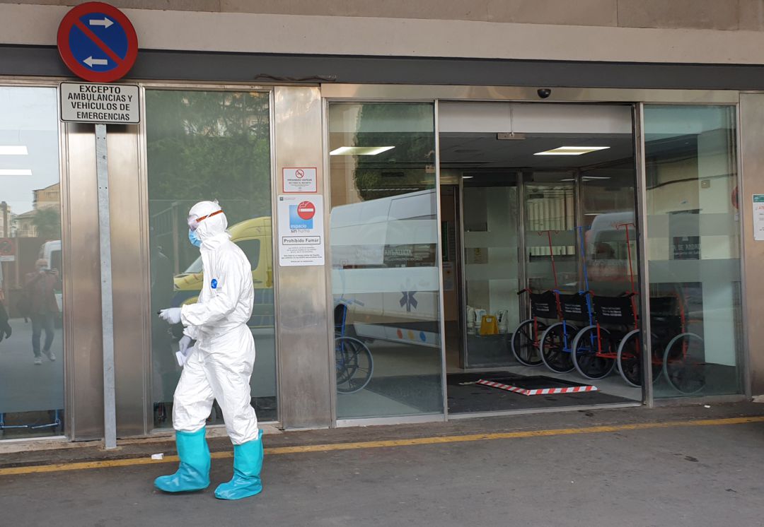 El conductor de una ambulancia abandona el servicio de Urgencias del hospital Virgen de las Nieves de Granada tras el traslado de un paciente El conductor de una ambulancia abandona el servicio de Urgencias del hospital Virgen de las Nieves de Granada tras el traslado de un paciente