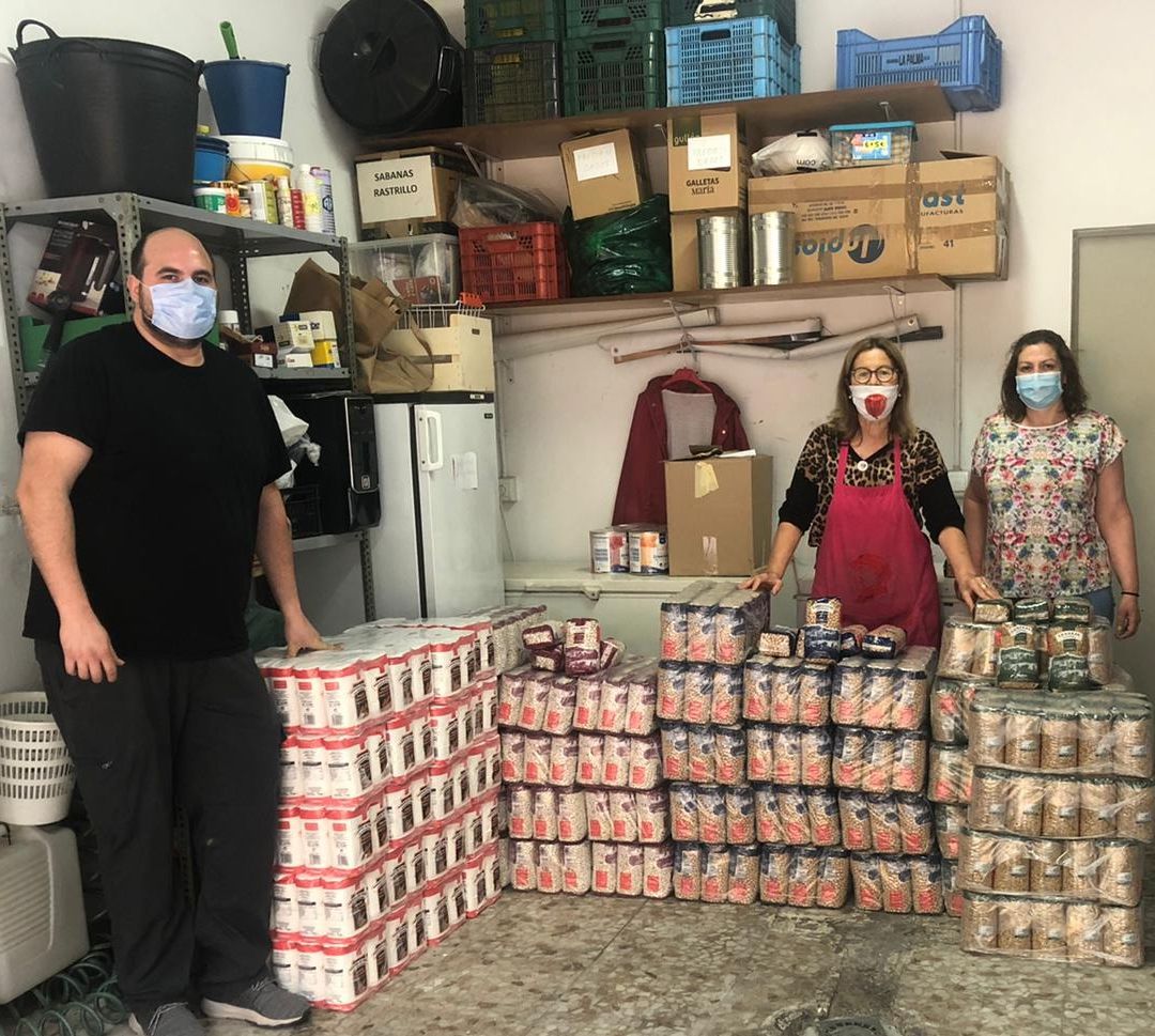 Entrega de alimentos a la asociación humanitaria 'Calor y Café' de Granada por parte de los vocales de Caridad de las hermandes de Semana Santa de la ciudad Entrega de alimentos a la asociación humanitaria 'Calor y Café' de Granada por parte de los vocales de Caridad de las hermandes de Semana Santa de la ciudad