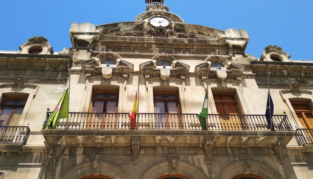 Banderas a media asta en la fachada del palacio de la Diputación Provincial de Jaén. Banderas a media asta en la fachada del palacio de la Diputación Provincial de Jaén.
