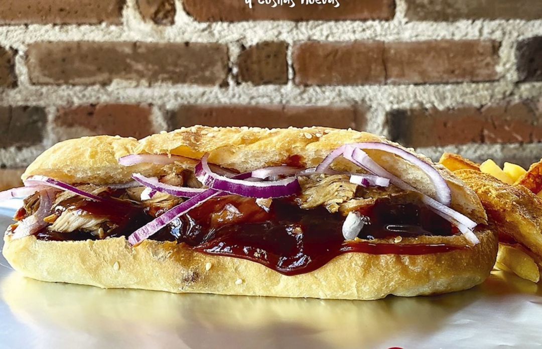 Bocadillo de cerdo asado con salsa barbacoa coreana Bocadillo de cerdo asado con salsa barbacoa coreana