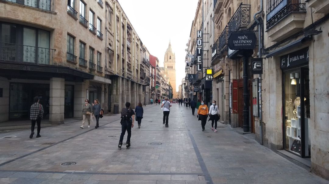 Imagen de los salmantinos paseando durante esta semana por la capital charra. Imagen de los salmantinos paseando durante esta semana por la capital charra.