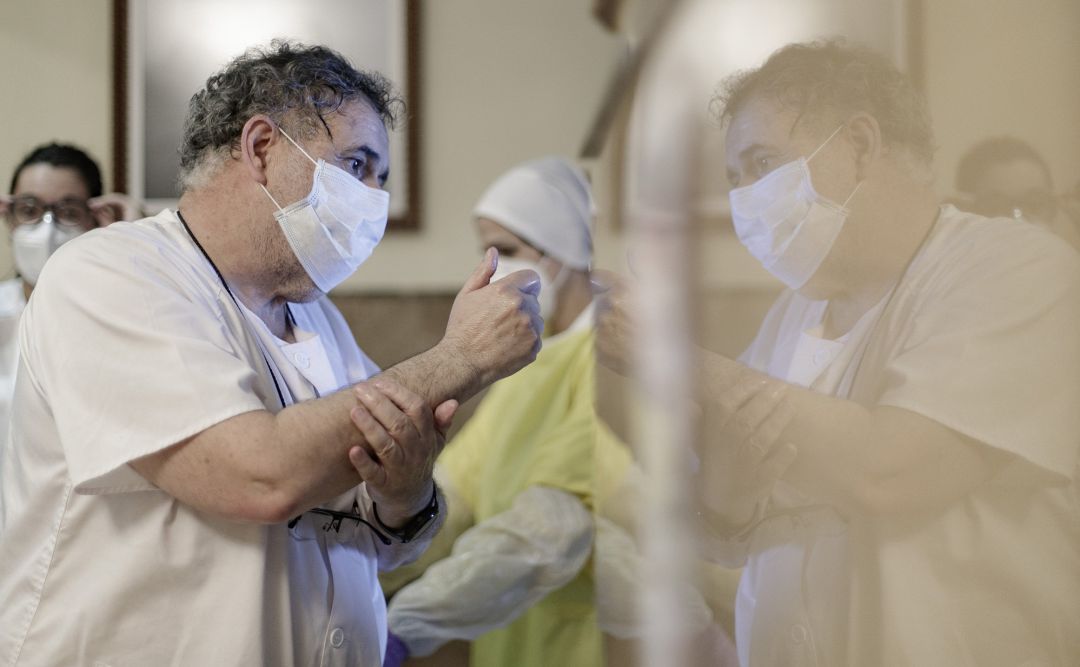 El trabajo de un sanitario rural, también indispensable. El trabajo de un sanitario rural, también indispensable.