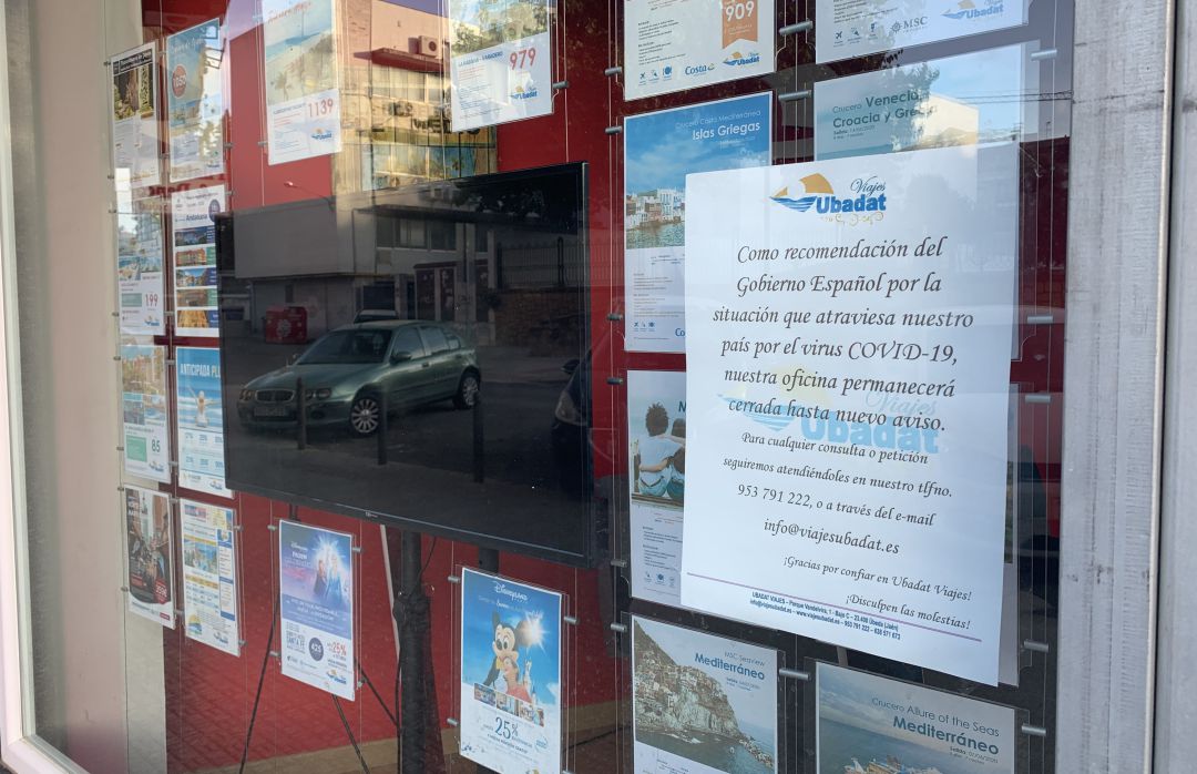 Escaparate de una agencia de viajes de Úbeda donde se informa a través de un cartel del cierre temporal por el Covid-19 Escaparate de una agencia de viajes de Úbeda donde se informa a través de un cartel del cierre temporal por el Covid-19