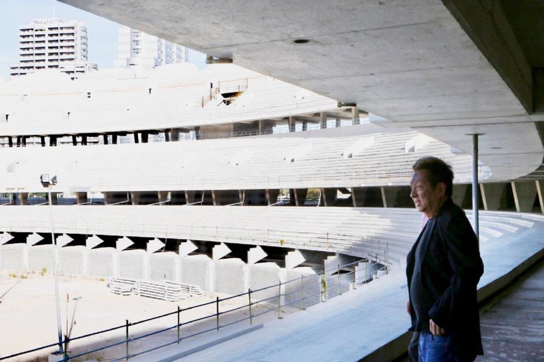 Un solitario Peter Lim observa el Nuevo Mestalla.. Un solitario Peter Lim observa el Nuevo Mestalla..