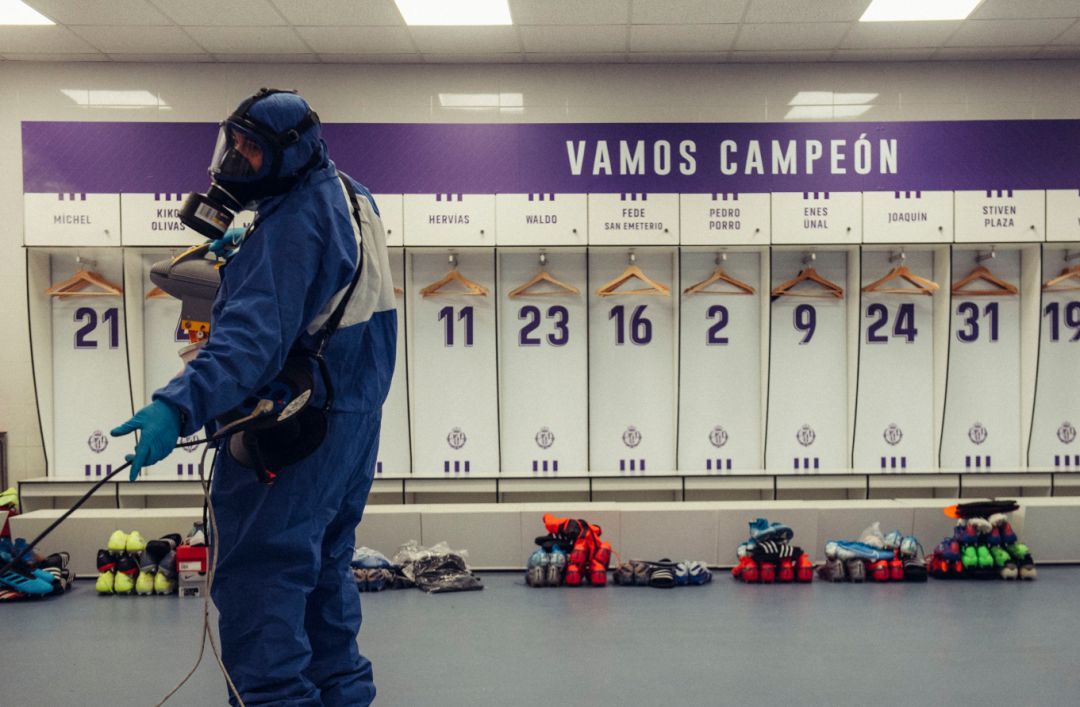 Momento en el que se desinfecta el vestuario del primer equipo Momento en el que se desinfecta el vestuario del primer equipo