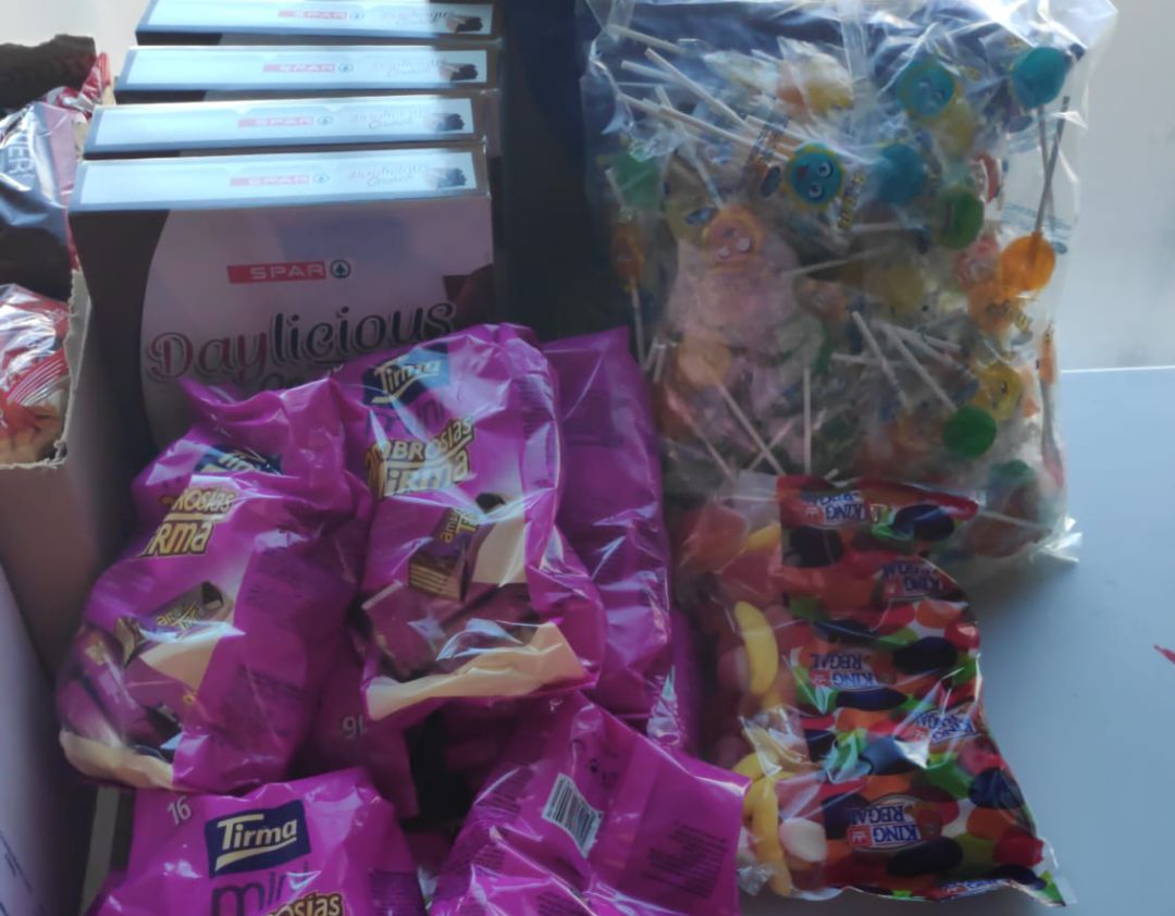 Imagen de algunos de los productos donados que reparte el Movimiento Vecinal Argana Viva entre las familias vulnerables Imagen de algunos de los productos donados que reparte el Movimiento Vecinal Argana Viva entre las familias vulnerables
