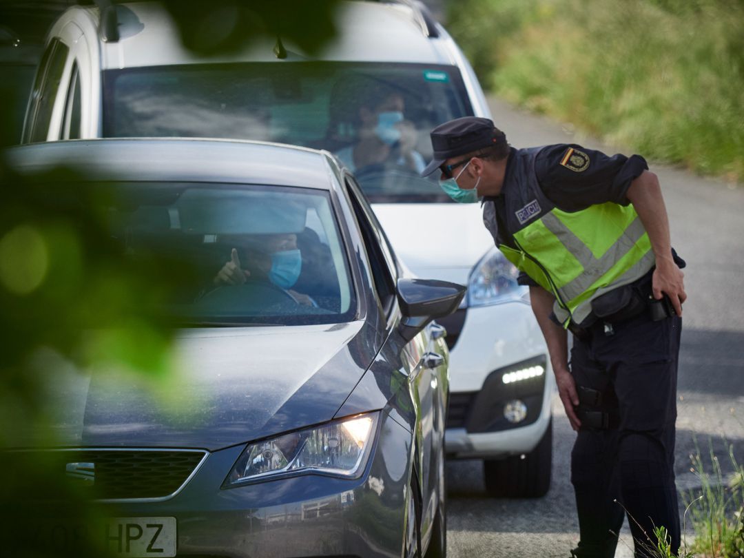 La Policía Nacional verifica los vehículos durante un control de movilidad realizado en Pamplona, Navarra, España, a 8 de mayo de 2020 La Policía Nacional verifica los vehículos durante un control de movilidad realizado en Pamplona, Navarra, España, a 8 de mayo de 2020