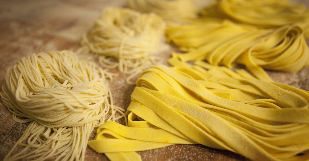 Imagen de archivo de diferentes tipos de pasta fresca. Imagen de archivo de diferentes tipos de pasta fresca.