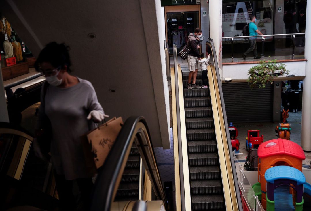 Público recorre el centro comercial Apumanque, situado en la comuna de Las Condes, en donde se realizaron controles de temperatura a las personas que ingresaban este jueves, en Santiago de Chile. El Apumanque realizó una prueba de apertura al público bajo un estricto protocolo sanitario ante la amenaza del COVID-19, el cual será revisado en los próximos días de cara a tomar la decisión final sobre su reapertura total. Público recorre el centro comercial Apumanque, situado en la comuna de Las Condes, en donde se realizaron controles de temperatura a las personas que ingresaban este jueves, en Santiago de Chile. El Apumanque realizó una prueba de apertura al público bajo un estricto protocolo sanitario ante la amenaza del COVID-19, el cual será revisado en los próximos días de cara a tomar la decisión final sobre su reapertura total.