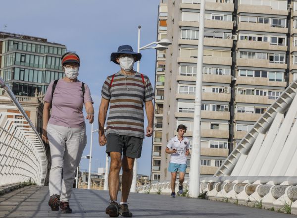 Personas paseando en el primer día de salida en Valencia tras 48 días en casa por el coronavirus