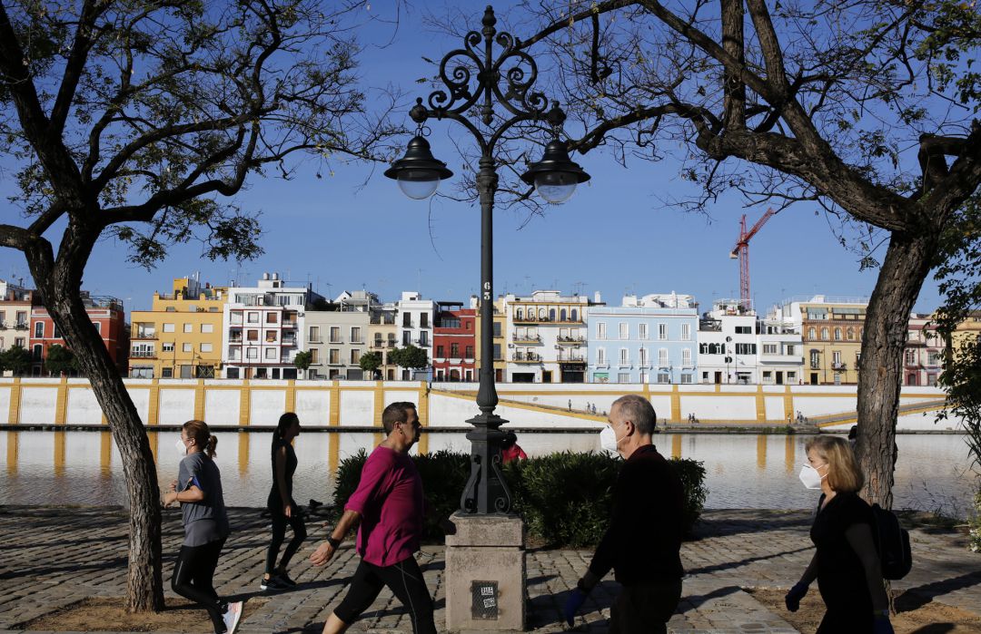 Varias mujeres y hombres hacen ejercicio a orillas del Guadalquivir en Sevilla, manteniendo la distancia de seguridad entre ellos. Varias mujeres y hombres hacen ejercicio a orillas del Guadalquivir en Sevilla, manteniendo la distancia de seguridad entre ellos.