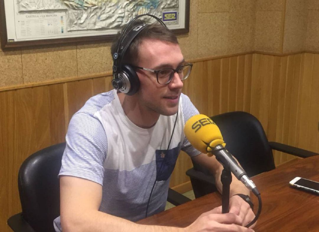 El extremo argentino en los estudios de Radio Cuenca - Cadena SER. El extremo argentino en los estudios de Radio Cuenca - Cadena SER.
