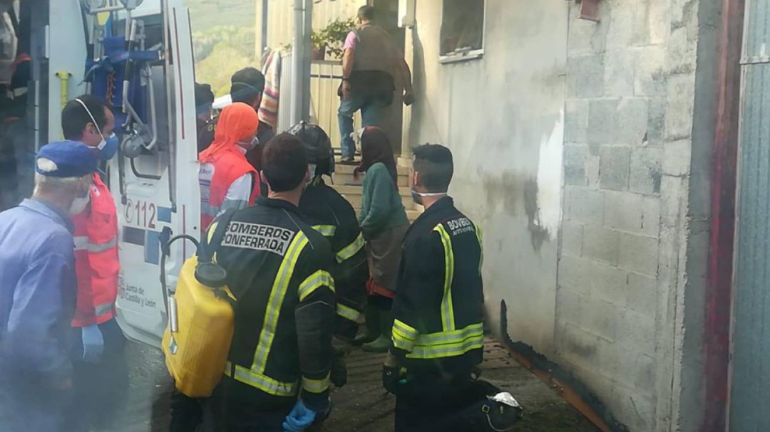 Fallece el anciano de 89 que cayó por la escalera para escapar del fuego de su vivienda en Pradela