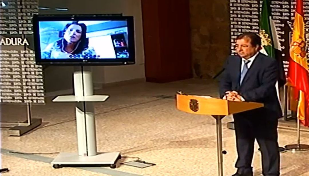 El presidente de la Junta escucha las preguntas de los periodistas en su comparecencia de hoy El presidente de la Junta escucha las preguntas de los periodistas en su comparecencia de hoy