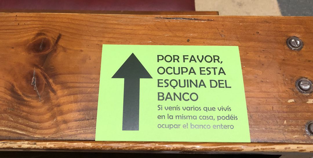 Carteles pegados en un banco de un templo religioso de la provincia de Jaén. Carteles pegados en un banco de un templo religioso de la provincia de Jaén.