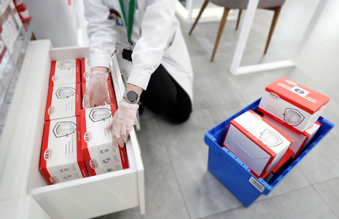 Vista de las mascarillas KN95 que la Comunidad de Madrid comenzará a distribuir en las farmacias a partir de mañana para toda la población. Vista de las mascarillas KN95 que la Comunidad de Madrid comenzará a distribuir en las farmacias a partir de mañana para toda la población.
