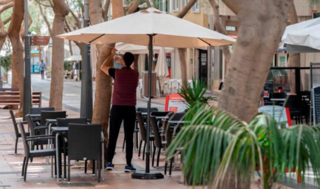Un empresario prepara su terraza para la Fase 1 Un empresario prepara su terraza para la Fase 1