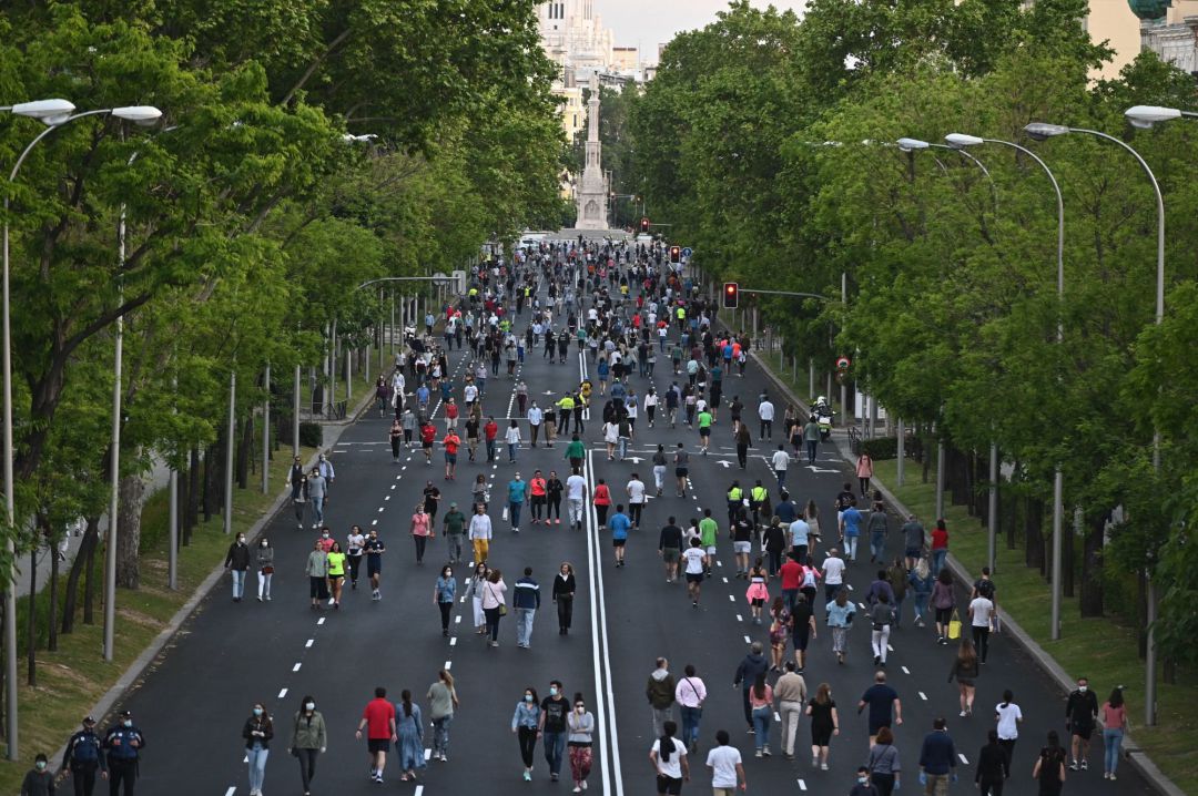 Multitud de personas pasean y hacen ejercicio por el Paseo de la Castellana, en Madrid Multitud de personas pasean y hacen ejercicio por el Paseo de la Castellana, en Madrid