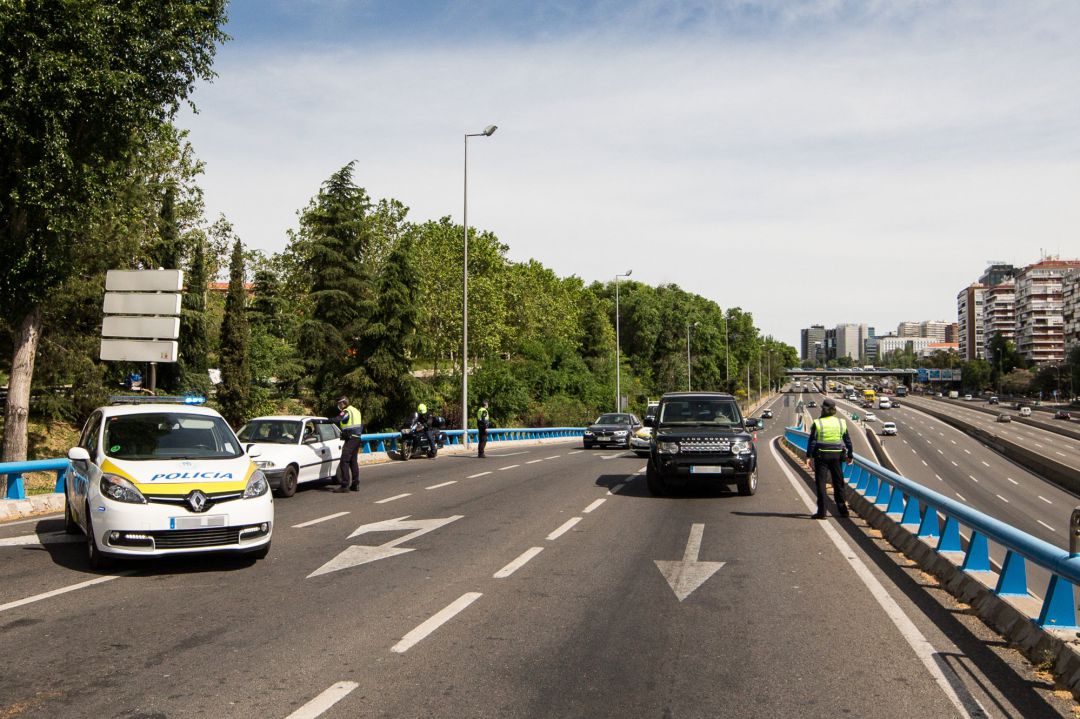 Agentes de la Policía Municipal de Madrid en un control policial en una de las salidas de la autopista de la M30 durante la desescalada por el Covid-19 Agentes de la Policía Municipal de Madrid en un control policial en una de las salidas de la autopista de la M30 durante la desescalada por el Covid-19