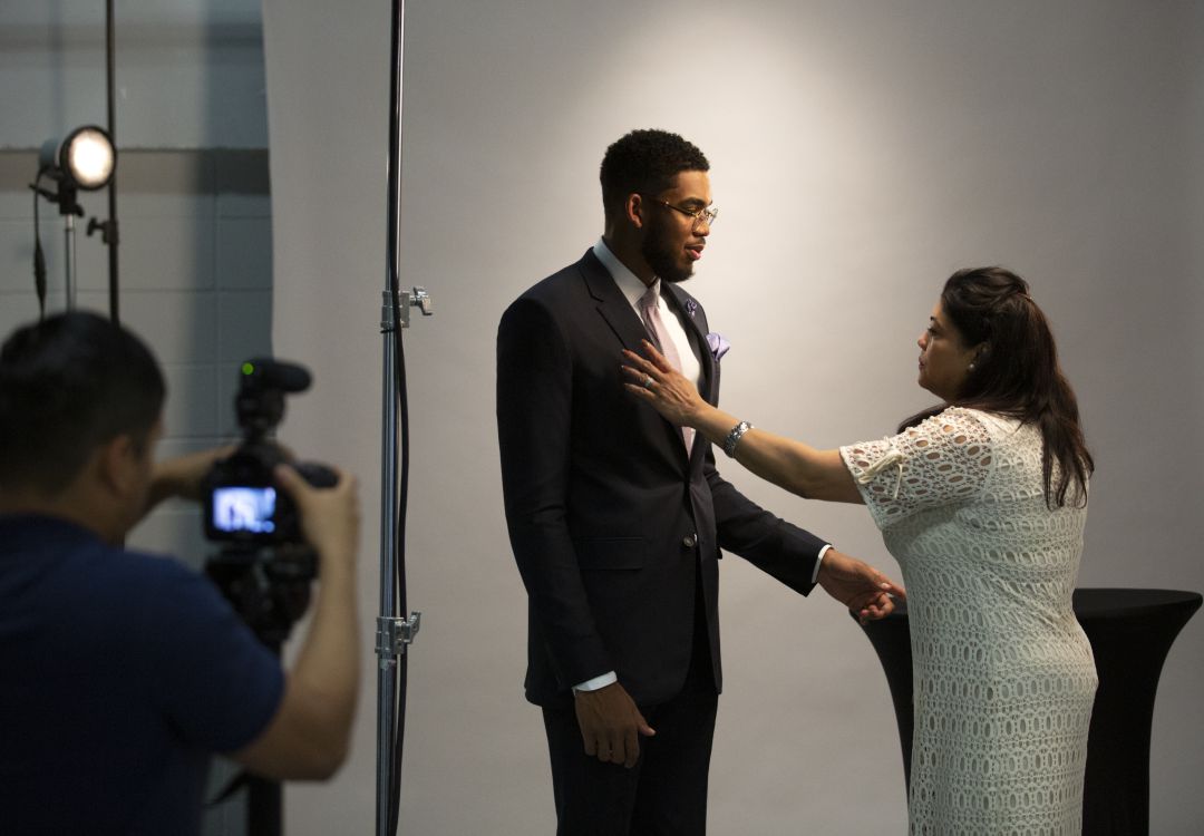 Karl-Anthony Towns y su madre, en una sesión de fotos tomada después de ser nombrado novato del año en 2016. Karl-Anthony Towns y su madre, en una sesión de fotos tomada después de ser nombrado novato del año en 2016.