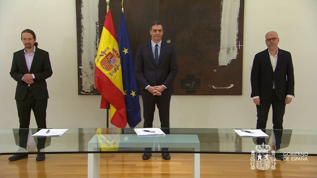 Captura de la señal institucional de Moncloa que muestra (de i a d) al ministro de Derechos Sociales y Agenda 2030 Pablo Iglesias, el presidente del Gobierno Pedro Sánchez y el secretario general de CCOO Unai Sordo durante la firma, este lunes, con los líderes de las patronales CEOE y Cepyme y de los sindicatos UGT y CCOO del pacto que alcanzaron la pasada semana para prorrogar los expedientes de regulación temporal de empleo (ERTE) más allá de la vigencia del estado de alarma. Captura de la señal institucional de Moncloa que muestra (de i a d) al ministro de Derechos Sociales y Agenda 2030 Pablo Iglesias, el presidente del Gobierno Pedro Sánchez y el secretario general de CCOO Unai Sordo durante la firma, este lunes, con los líderes de las patronales CEOE y Cepyme y de los sindicatos UGT y CCOO del pacto que alcanzaron la pasada semana para prorrogar los expedientes de regulación temporal de empleo (ERTE) más allá de la vigencia del estado de alarma.
