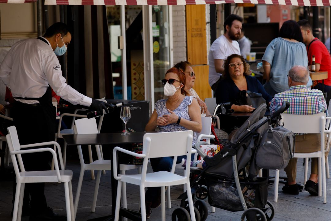 Clientes en las terrazas de los bares de la Plaza de las Flores en la capital de Murcia. Clientes en las terrazas de los bares de la Plaza de las Flores en la capital de Murcia.