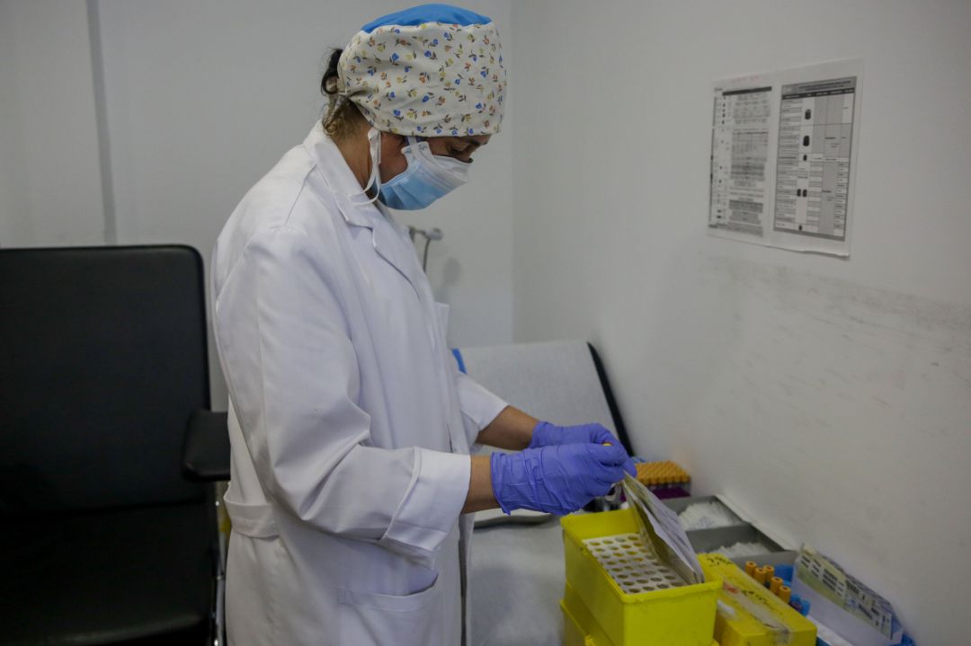 Personal sanitario del Centro Médico Somosaguas coloca probetas de pacientes tras la realización del test en sangre para saber si están o no infectados por Covid-19, ubicado en Pozuelo de Alarcón, Madrid, (España).
Ricardo Rubio - Europa Press
Personal sanitario del Centro Médico Somosaguas coloca probetas de pacientes tras la realización del test en sangre para saber si están o no infectados por Covid-19, ubicado en Pozuelo de Alarcón, Madrid, (España).
Ricardo Rubio - Europa Press