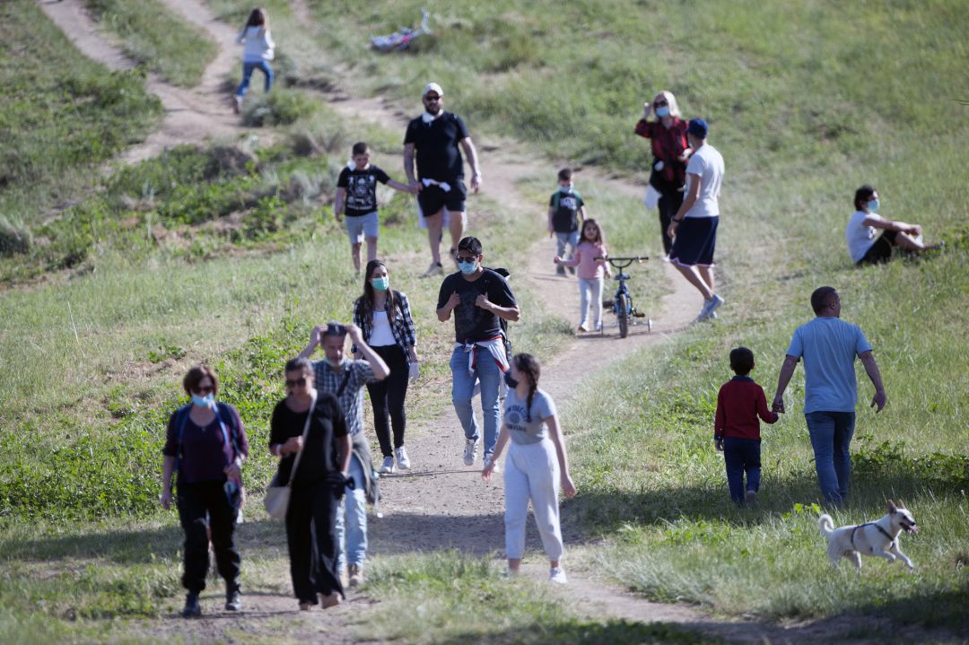 Varias personas pasean por un parque en Roma Varias personas pasean por un parque en Roma