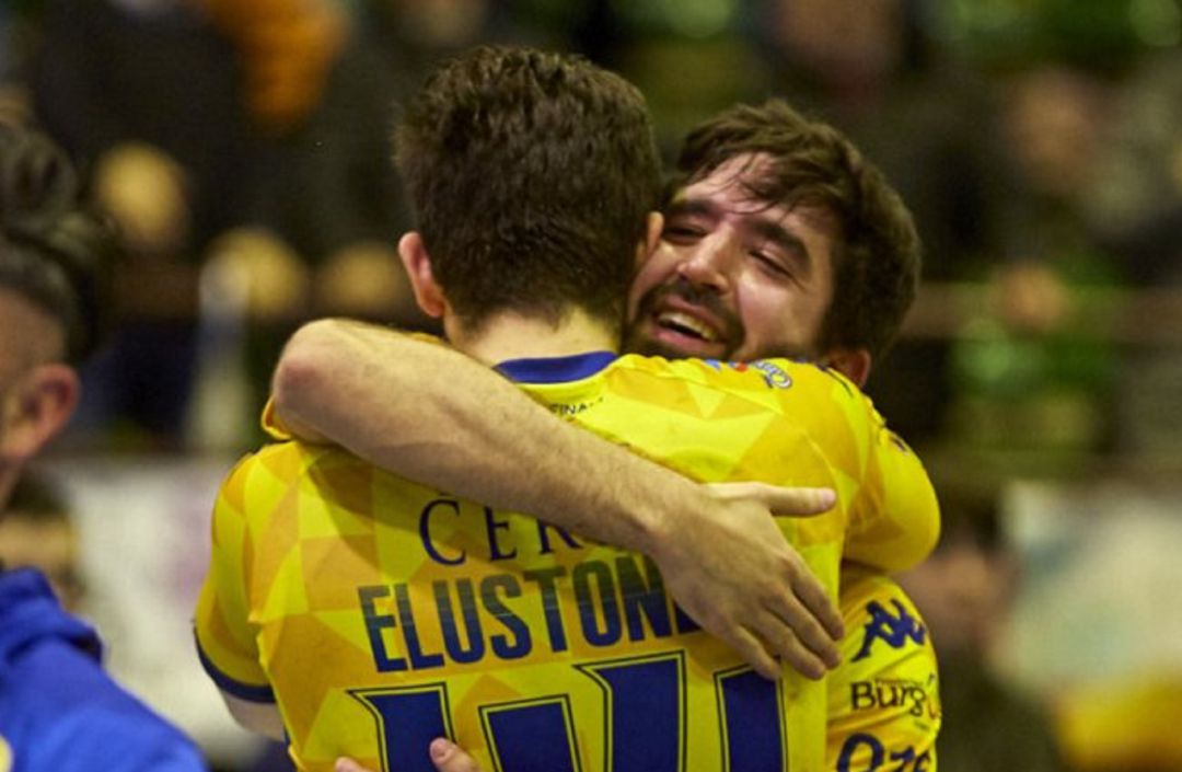El extremo ribereño, Rodrigo del Val, se abraza a Julen Elustondo tras un encuentro esta temporada. El extremo ribereño, Rodrigo del Val, se abraza a Julen Elustondo tras un encuentro esta temporada.