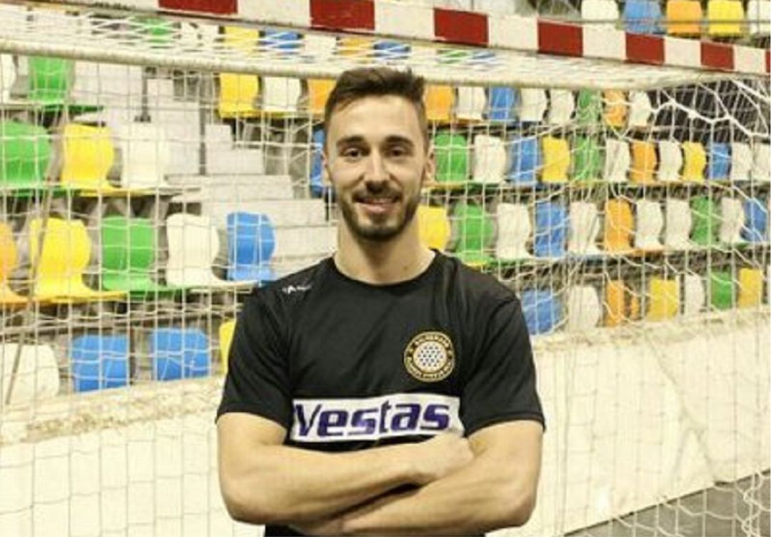 El extremo izquierdo con la camiseta del Vestas Alarcos Ciudad Real. El extremo izquierdo con la camiseta del Vestas Alarcos Ciudad Real.