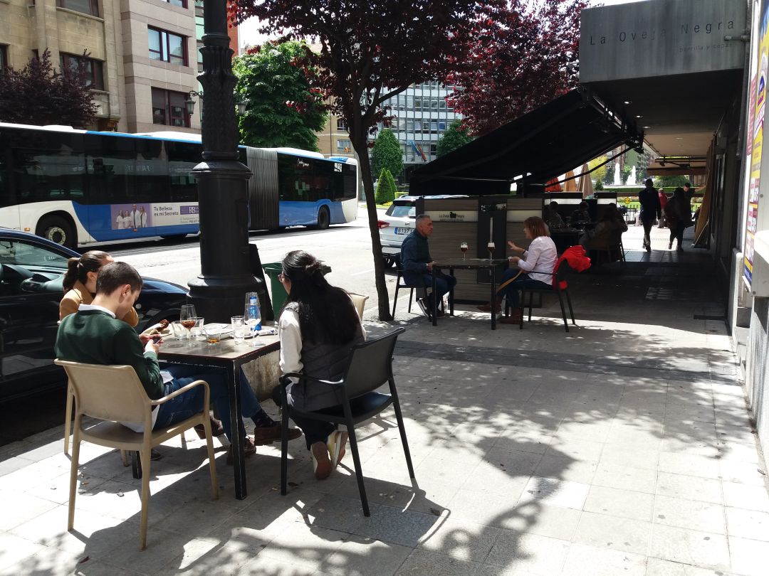 Mesas separadas en uno de los bares que esta mañana han abierto sus terrazas en Oviedo Mesas separadas en uno de los bares que esta mañana han abierto sus terrazas en Oviedo