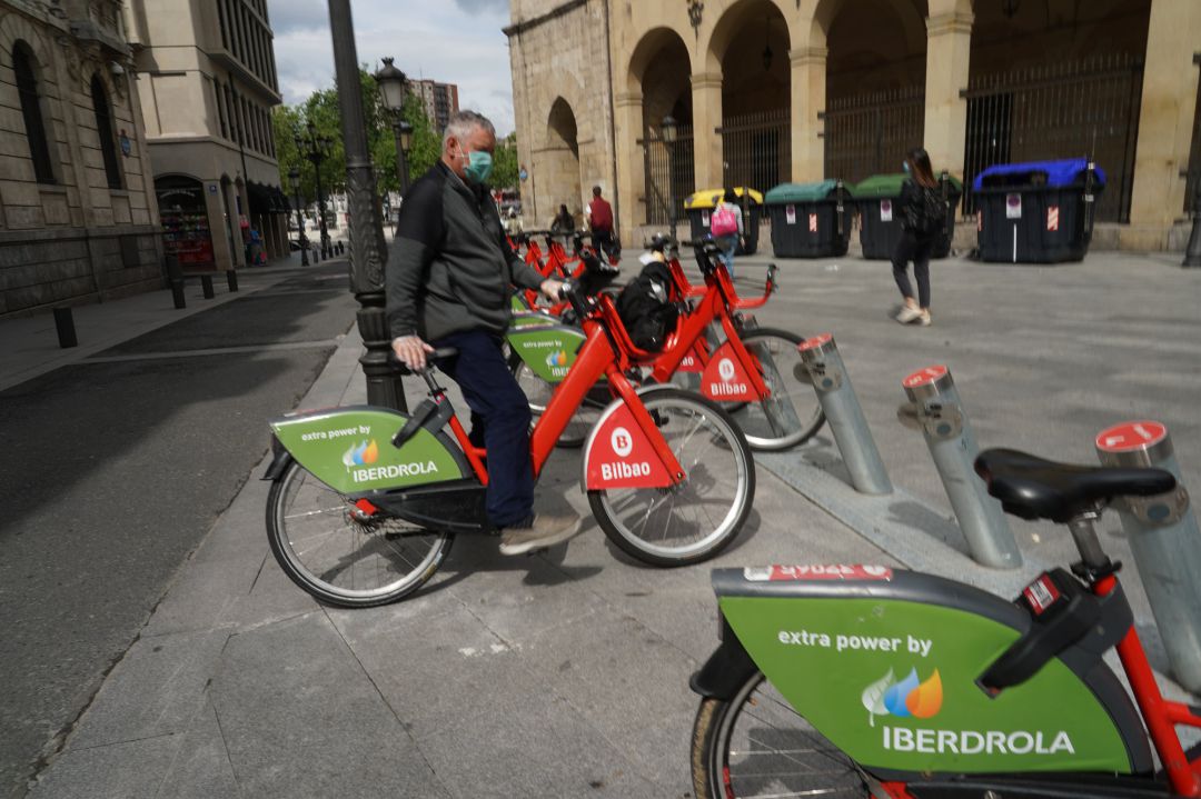 Un hombre alquila una bicicleta en Bilbao el día en el que se vuelve a poner en funcionamiento el préstamo de esos vehículos que coincide con la jornada en la que Álava, Vizcaya y Guipúzcoa pasan a la Fase 1 de la desescalada y transición a una "nueva normalidad" al cumplir con los requisitos exigidos lo que permite flexibilizar algunas de las restricciones establecidas por el estado de alarma. En Bilbao (Vizcaya, País Vasco), a 11 de mayo de 2020. Un hombre alquila una bicicleta en Bilbao el día en el que se vuelve a poner en funcionamiento el préstamo de esos vehículos que coincide con la jornada en la que Álava, Vizcaya y Guipúzcoa pasan a la Fase 1 de la desescalada y transición a una "nueva normalidad" al cumplir con los requisitos exigidos lo que permite flexibilizar algunas de las restricciones establecidas por el estado de alarma. En Bilbao (Vizcaya, País Vasco), a 11 de mayo de 2020.