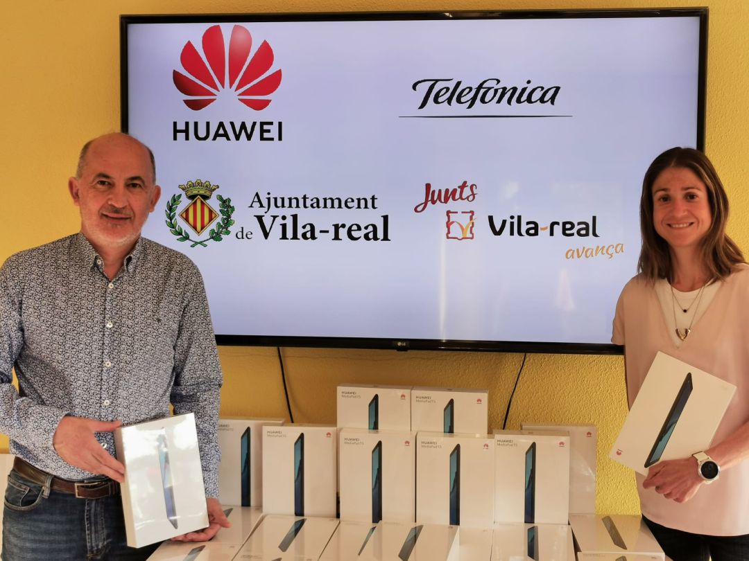Los concejales del ayuntamiento de Vila-real Francisco Valverde i Aida Beteta muestran las tabletas Los concejales del ayuntamiento de Vila-real Francisco Valverde i Aida Beteta muestran las tabletas
