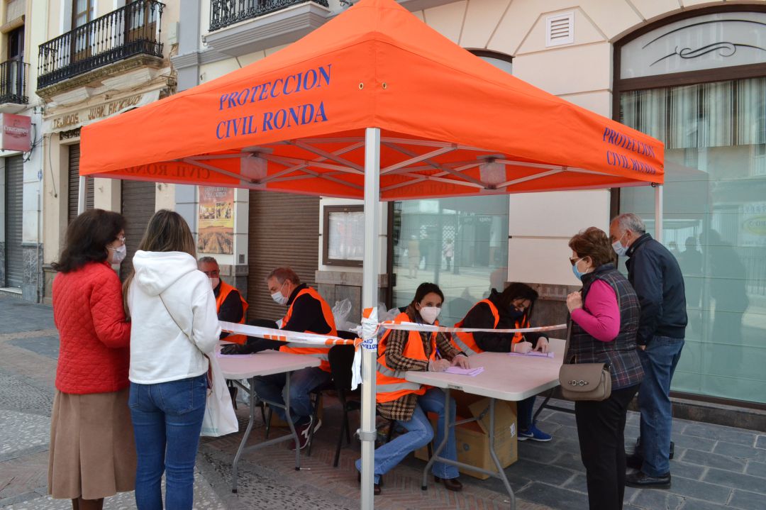 Varios concejales y cargos de confianza reparten mascarillas en la plaza del Socorro Varios concejales y cargos de confianza reparten mascarillas en la plaza del Socorro