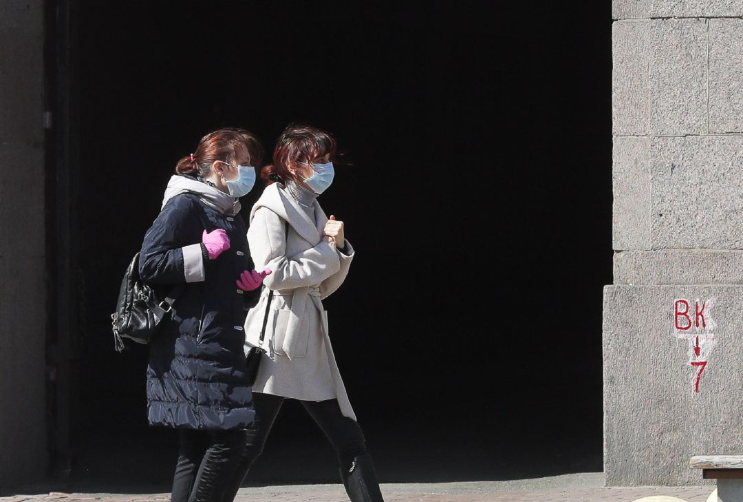 Dos mujeres, protegidas con máscarillas, caminan por una calle de Euskadi Dos mujeres, protegidas con máscarillas, caminan por una calle de Euskadi