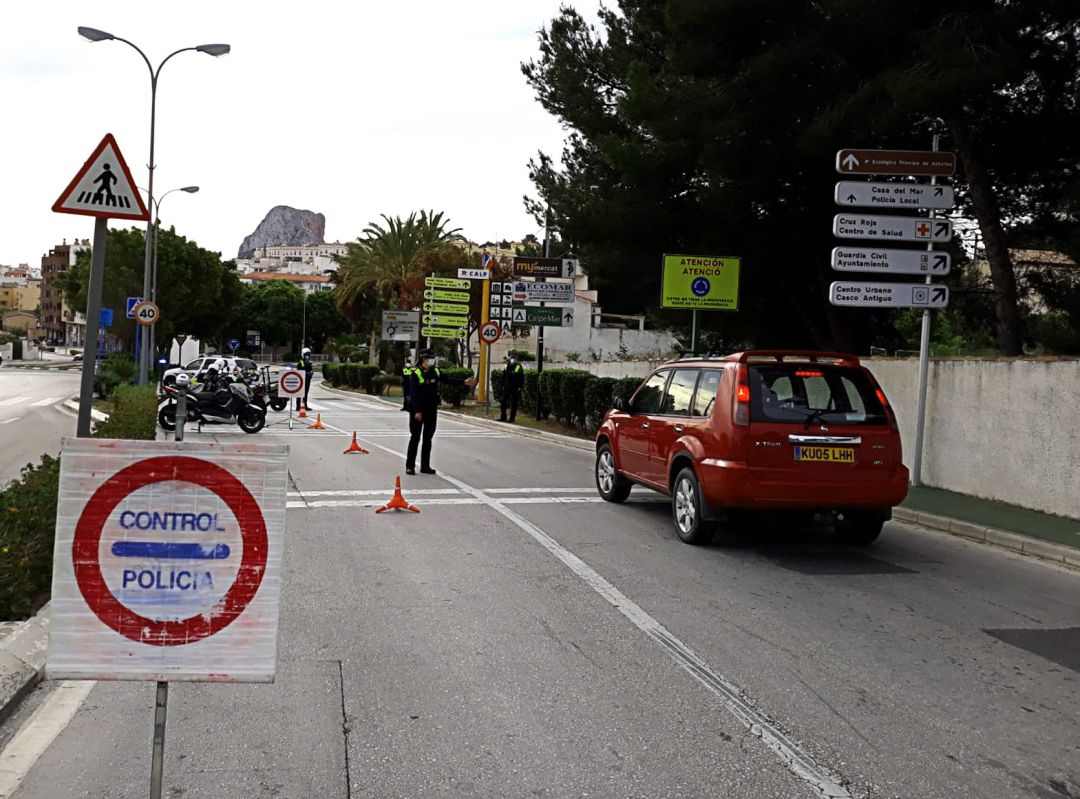 Control policial a la entrada de Calp. Control policial a la entrada de Calp.
