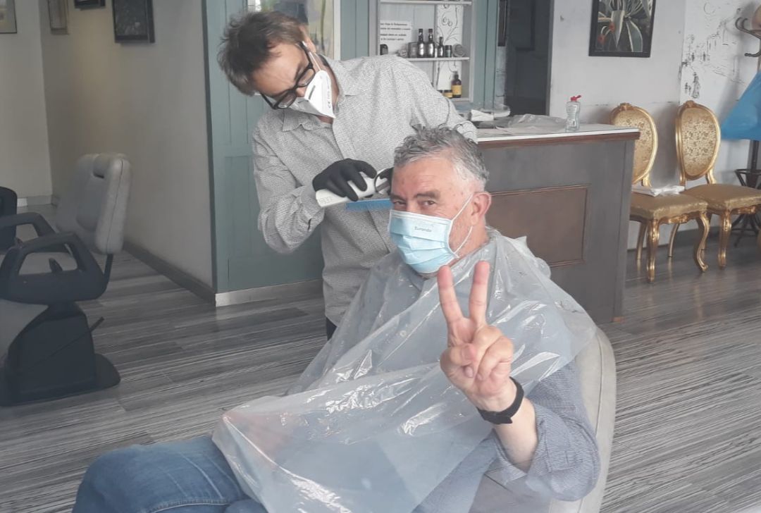 Pepe Belmonte durante su primer corte de pelo en plena desescalada Pepe Belmonte durante su primer corte de pelo en plena desescalada