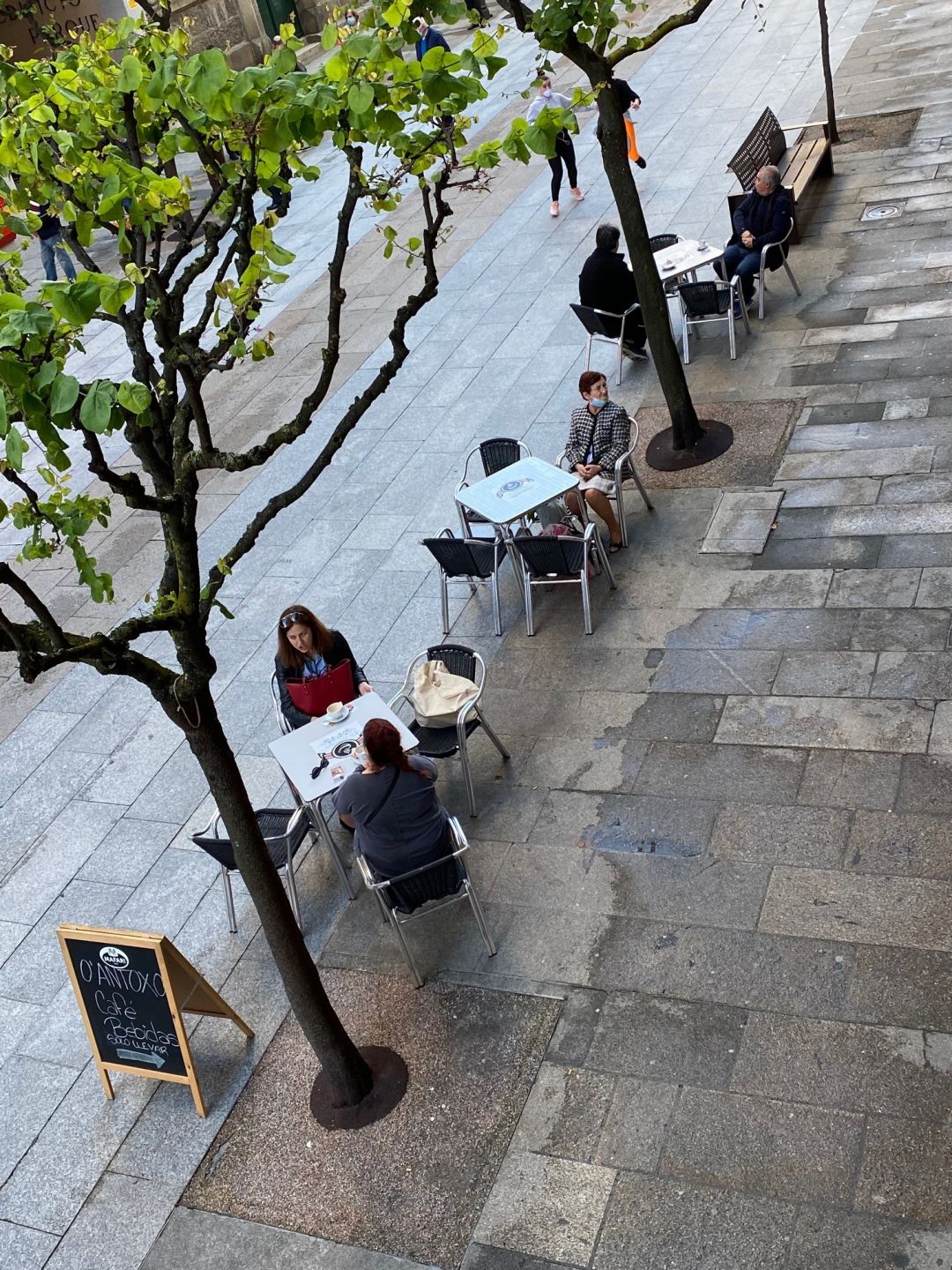 Un terraza de la calle del Paseo a las 9:30 de la mañana Un terraza de la calle del Paseo a las 9:30 de la mañana