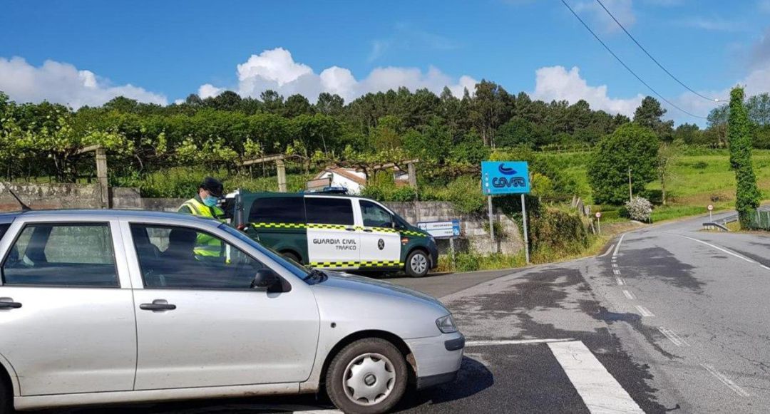 efectivos del Destacamento de Tráfico de la Guardia Civil de Lalín efectuaban un control en la localidad de Riobó
efectivos del Destacamento de Tráfico de la Guardia Civil de Lalín efectuaban un control en la localidad de Riobó